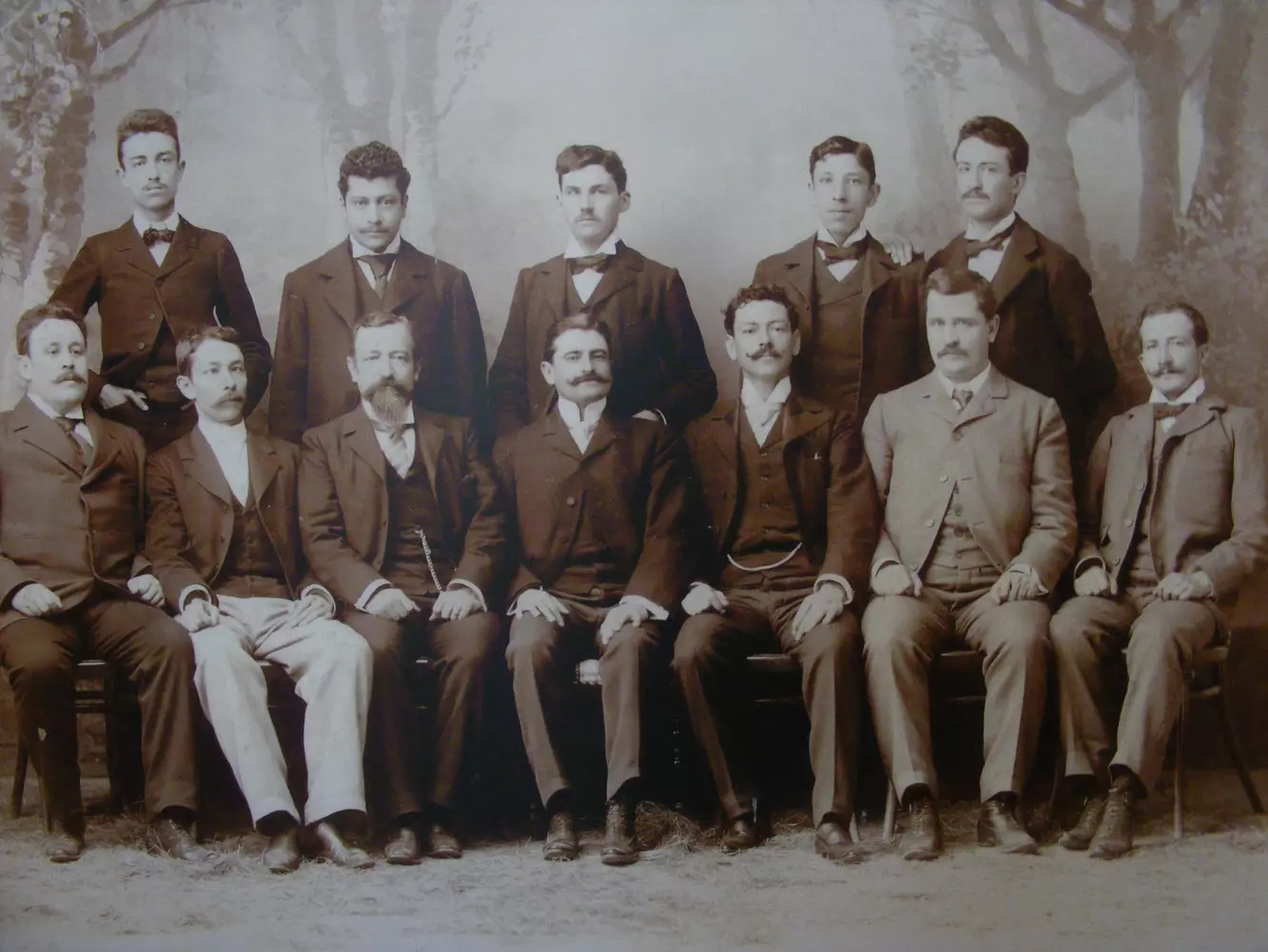 Retrato de grupo (febrero de 1901, San Luis Potosí, S. L. Potosí),  de participantes en el congreso del club liberal “Ponciano Arriaga,” en la capital potosina del 5 al 11 de febrero de 1901, en el que Ricardo Flores Magón aparece de pié, segundo de izquierda a derecha. (FOTOTECA-INAH)