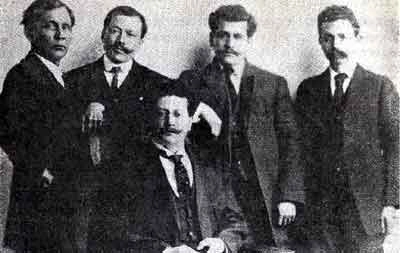 Retrato de grupo. (1911, Los Ángeles, Calif. E. U. A.). De izq. a der.: Anselmo L. Figueroa, Rafael Palacios Romero; RFM (sentado), EFM y Librado Rivera.