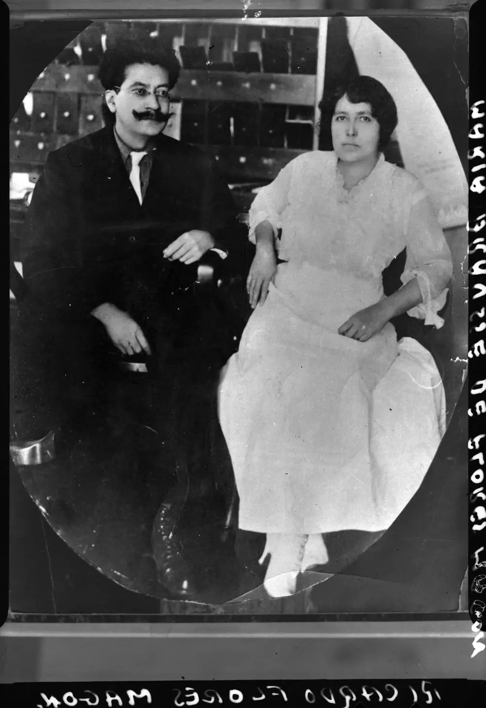 Retrato de grupo (circa 1916). Ricardo Flores Magón y María Brousse, en las oficinas de Regeneración el 2325 de Ivanhoe Ave., Edendale(hoy 2325 Glendale Blvd.), Los Ángeles, Calif. (Fototeca Nacional, INAH)