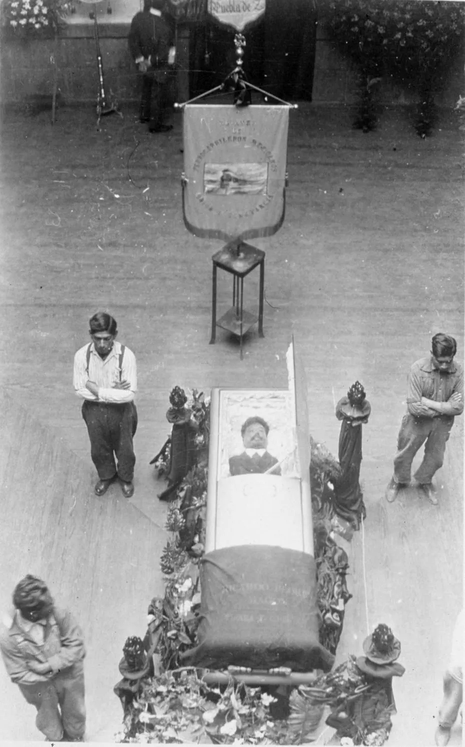 Retrato de cuerpo presente. (15 de enero de 1923). Sede Alianza Ferrocarrilera. Calle de Rosales, Ciudad de México. (Fototeca Nacional, INAH).
